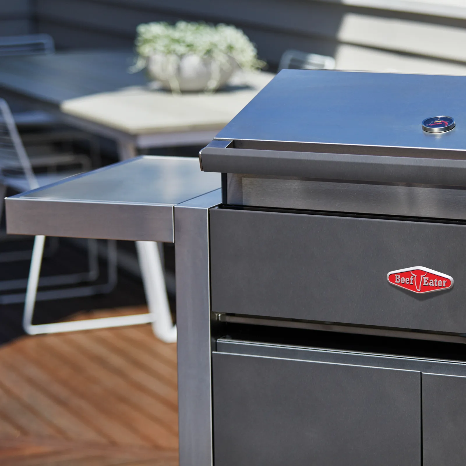 BeefEater 1700 Serie – 4-Brenner Gasgrill mit Seitenbrenner