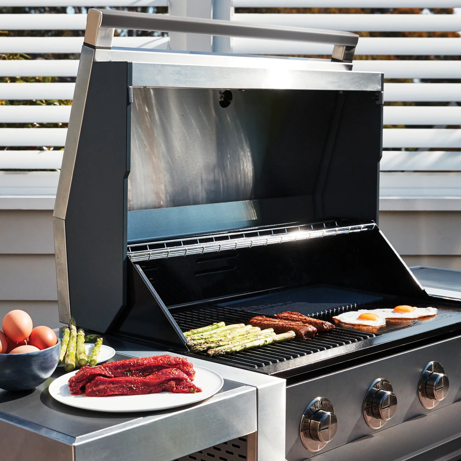 BeefEater 1700 Serie – 4-Brenner Gasgrill mit Seitenbrenner