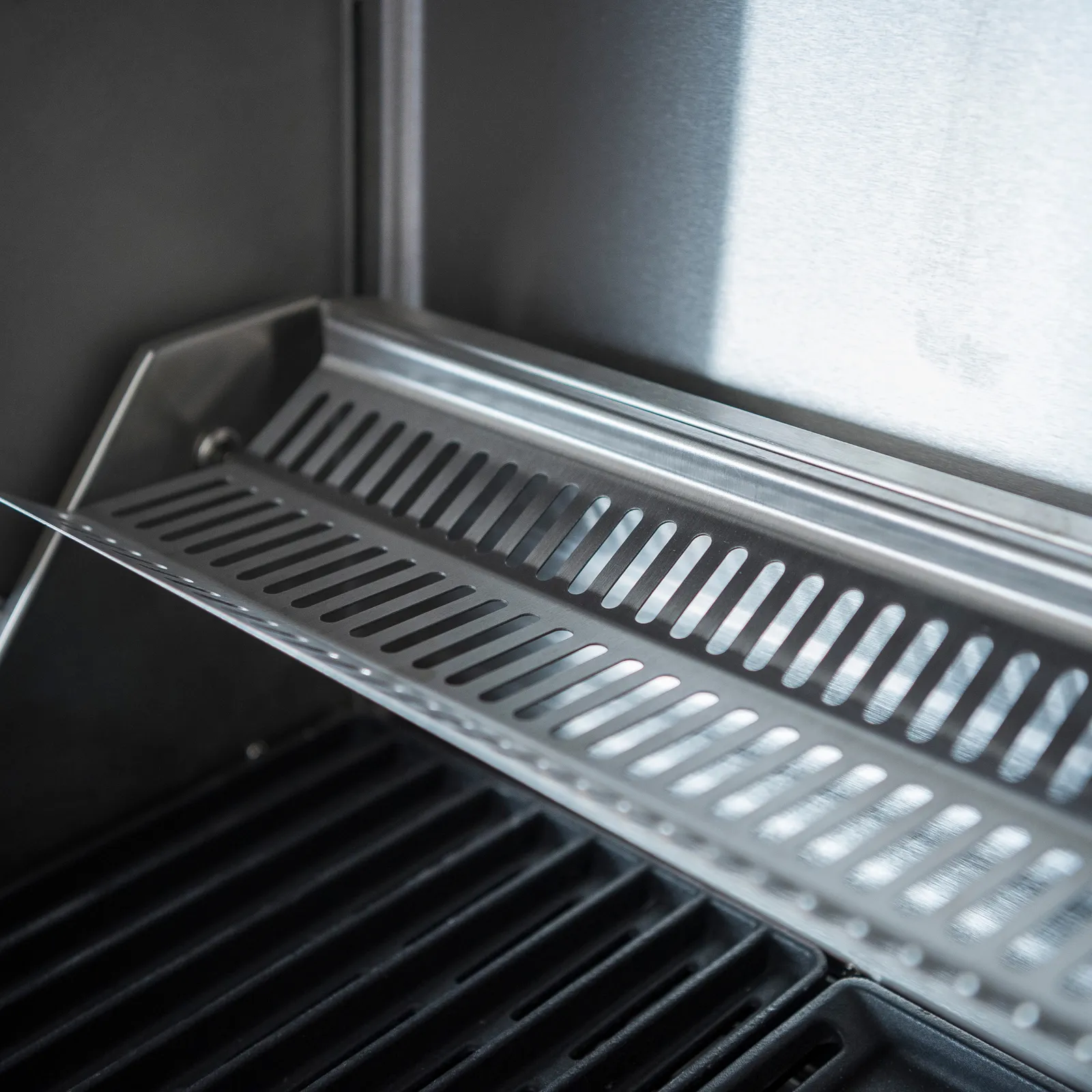 BeefEater Proline® Serie – 6-Brenner Einbaugrill mit Garhaube