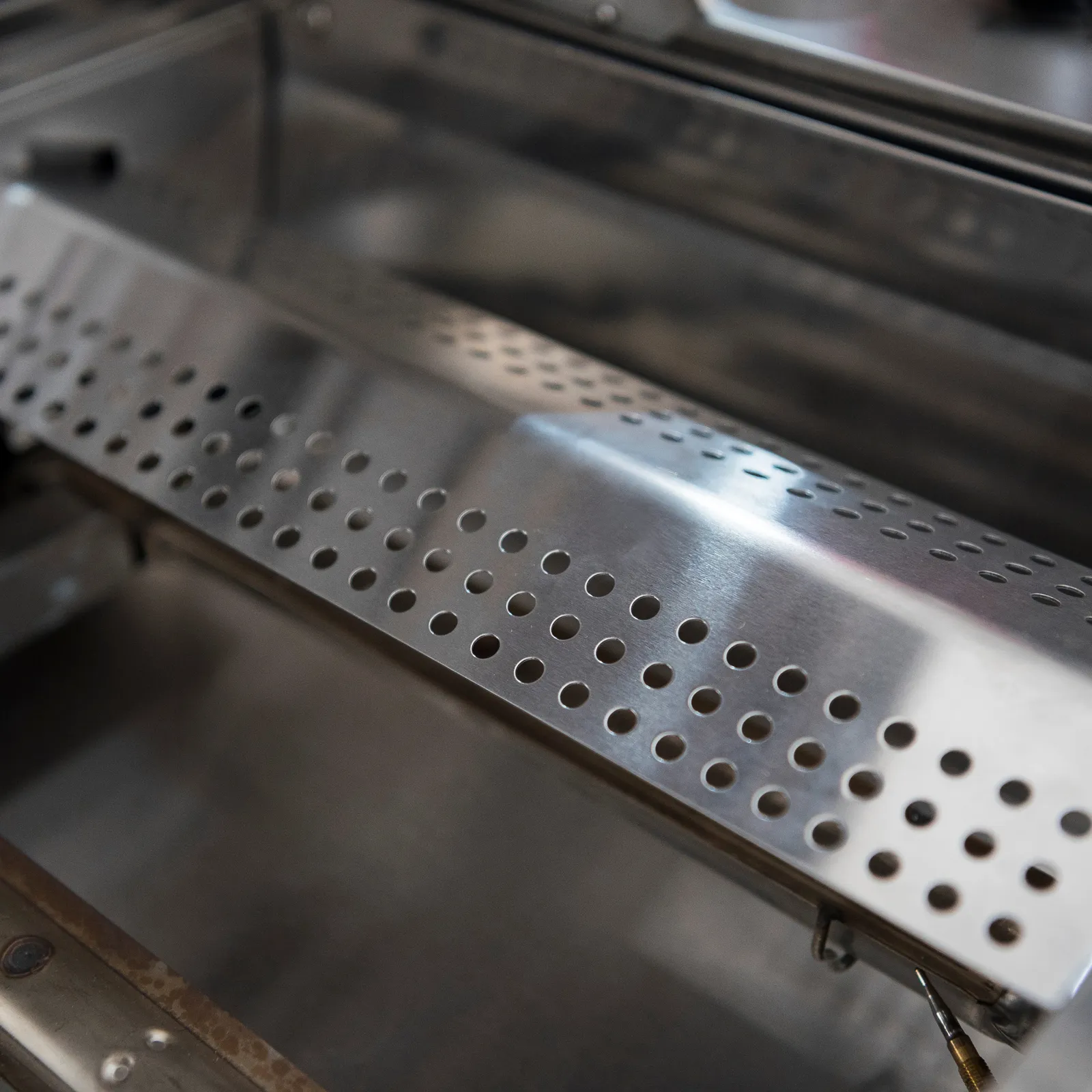 BeefEater Proline® Serie – 6-Brenner Einbaugrill mit Garhaube