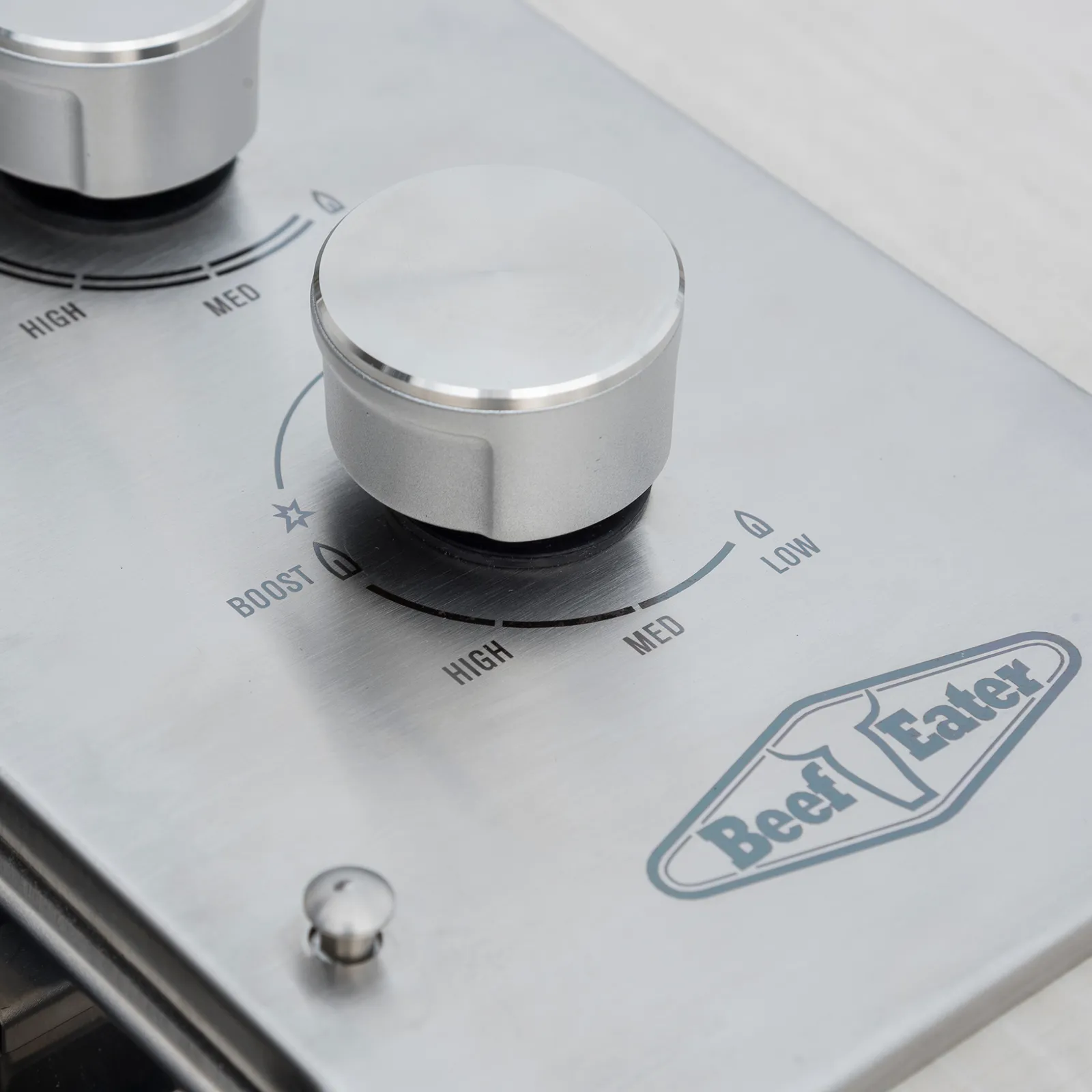 BeefEater Proline® Serie – 6-Brenner Einbaugrill mit Garhaube
