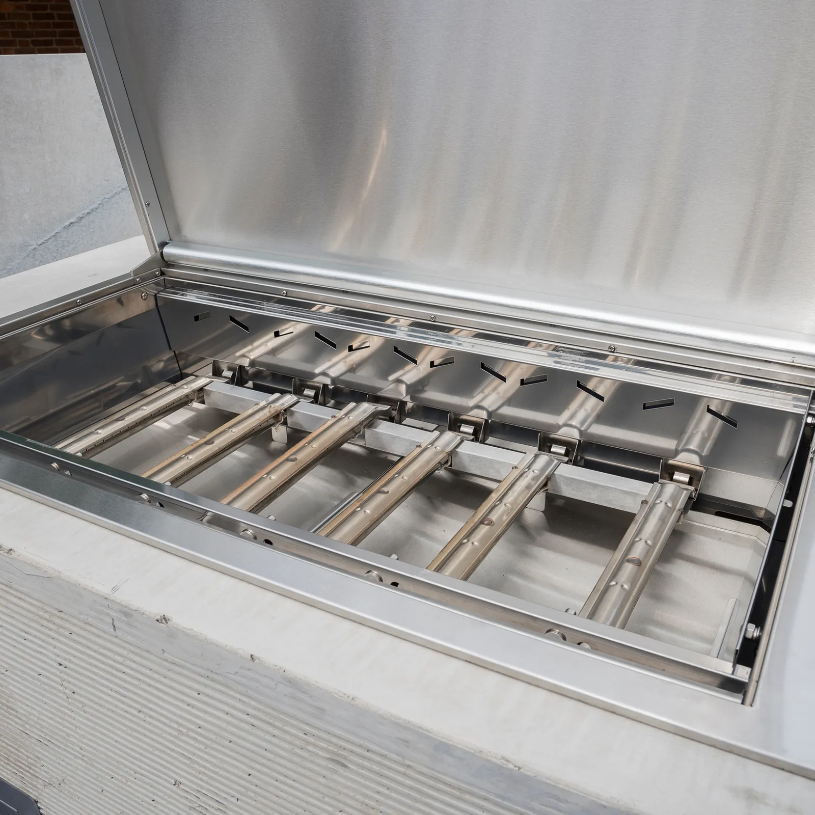 BeefEater Proline® Serie – 6-Brenner Einbaugrill mit Garhaube