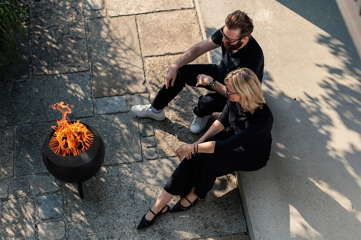 MOON 45 all black Feuerkorb mit niedrigem Fuß