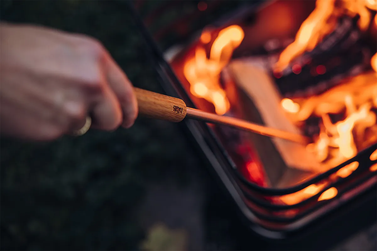 Schürhaken mit Flammenbläser auf Edelstahlfuß