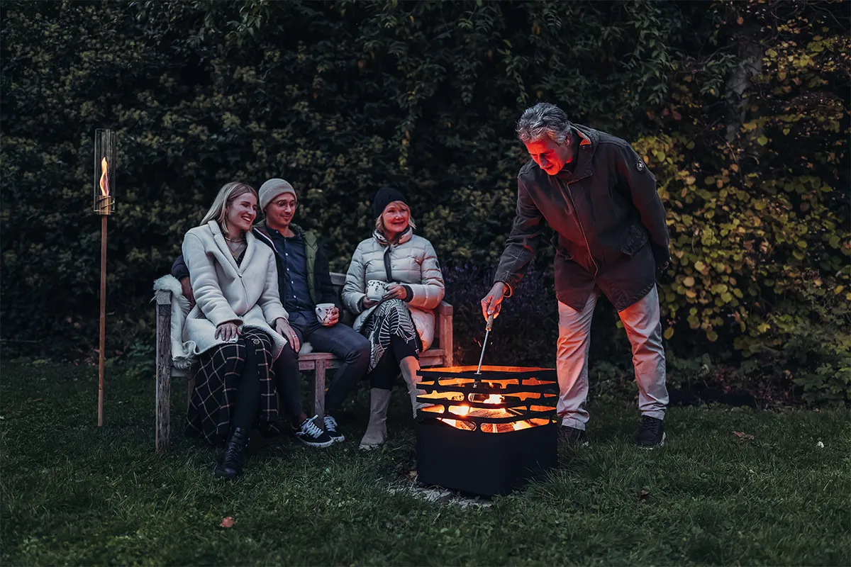 Schürhaken mit Flammenbläser auf Edelstahlfuß